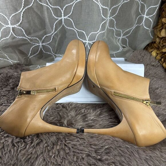(F1) Vince Camuto Women's Bootie Elvin Tan, Leather Shoe with Zip Heel - Picture 7 of 13